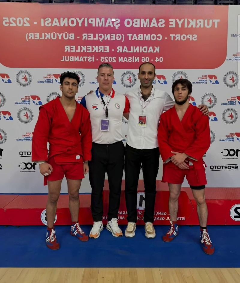 Türkiye Sambo Şampiyonası: kulübün millî sporcusu ve takım arkadaşları, antrenörleriyle
